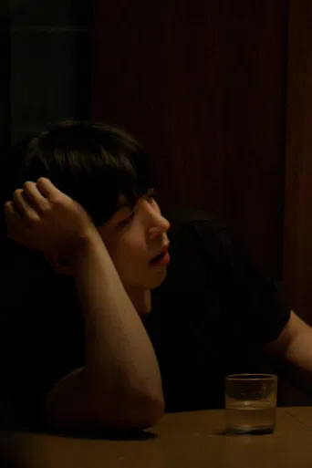 흐린 창문 너머의 누군가